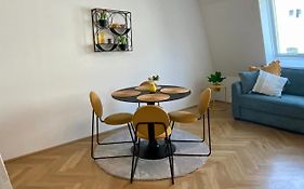 Freshly Renovated Apartment In Trendy Area L Hg21